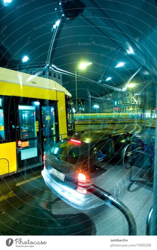 Rosenthaler Platz Berlin Stadt Stadtzentrum Prenzlauer Berg Mitte Berlin-Mitte Verkehr Straßenverkehr PKW Bahn Bus Abend Feierabend Berufsverkehr