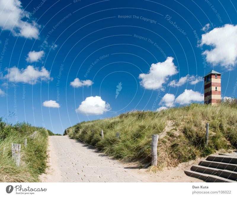 Beim Leuchtturm halblinks traumhaft fantastisch Wolken Kumulus gehen schön gestreift Streifen Windows XP Gras Strand Altokumulus floccus Sonnenstrahlen Sommer