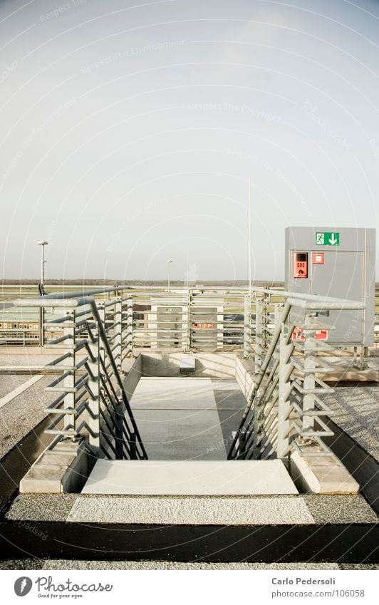 Fluchttreppe Parkhaus Fluchtweg Beton Horizont Flughafen Treppe Geländer Himmel