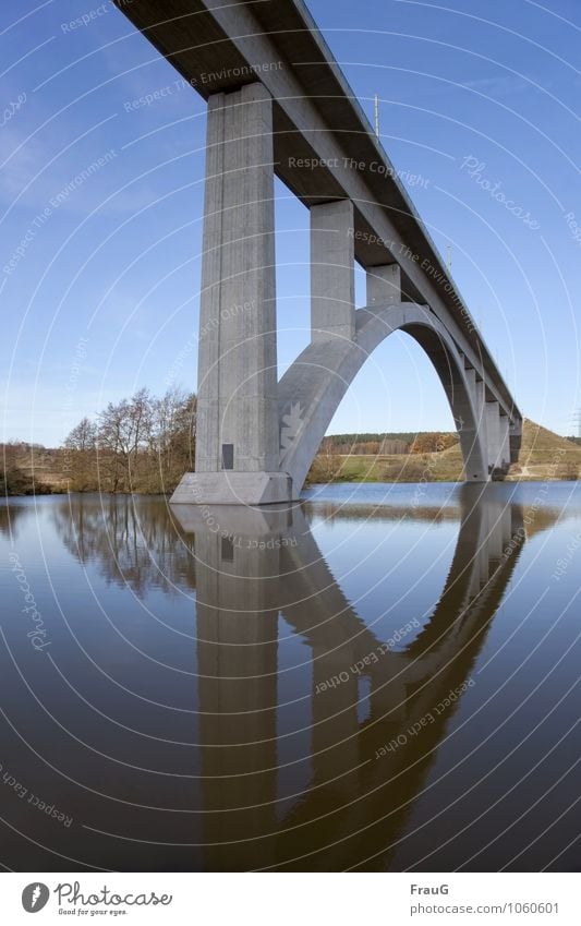 unter der Brücke Wasser Himmel Sträucher See Verkehrswege Straßenverkehr Autobahn Beton grau ästhetisch Wege & Pfade Reflexion & Spiegelung Konstruktion