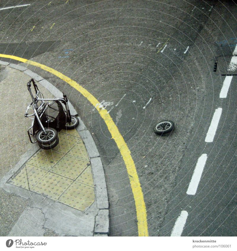 Rad ab Kinderwagen Unfall Panne Streifen Asphalt Verkehr gefährlich Vogelperspektive Straße liegen Schaden Fahrbahn Bordsteinkante Menschenleer kaputt