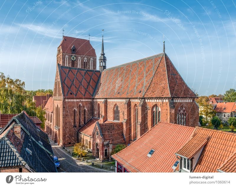 Dom in Güstrow Uhr Architektur Stadt Stadtzentrum Altstadt Dach Sehenswürdigkeit Wahrzeichen Backstein alt Religion & Glaube Backsteingotik Gotik Gottesdienst