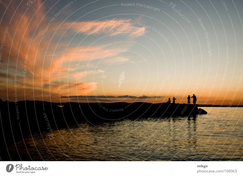 Blaue Stunde Abenddämmerung Dämmerung dunkel Horizont Silhouette Kroatien Meer Nacht Sonnenuntergang Strand Wolken Sommer Küste Himmel blau Mensch orange Pula