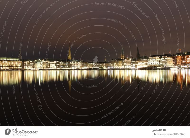 Binnenalster bei Nacht I Hamburg Licht Wasser Reflexion & Spiegelung Langzeitbelichtung Gebäude Himmel Kirchturm Hansestadt schwarz gelb weiß Horizont Tourismus