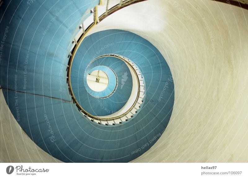 Aufwärts! Leuchtturm Wendeltreppe hell-blau weiß Wahrzeichen Denkmal Dänemark Fyr von unten nach oben Hvide Sande Schnecke Geländer