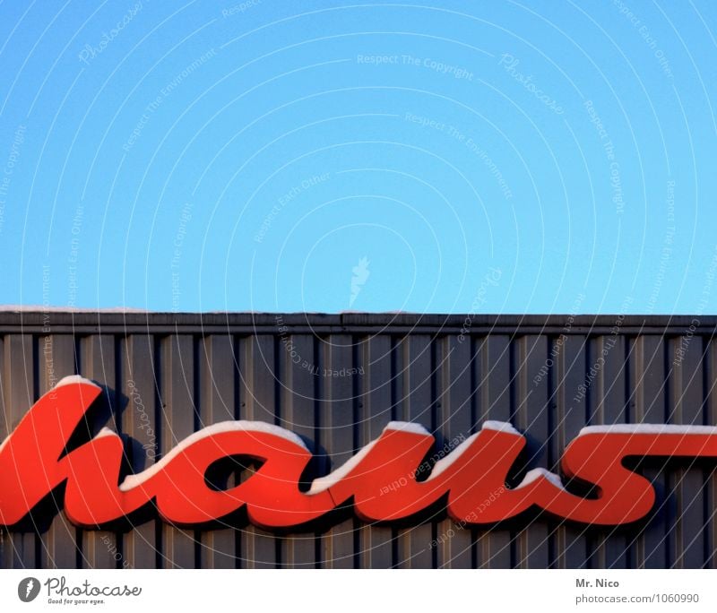 bau Wolkenloser Himmel Haus Industrieanlage Bauwerk Gebäude Architektur Fassade Dach rot Typographie Buchstaben Halle Lagerhalle Werbung Schriftzeichen