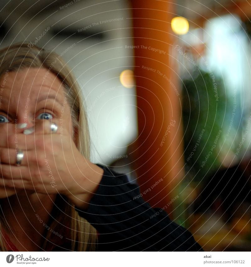 PC Treff Freiburg-Andrea Frau schön Porträt blond lustig Nudeln Ring Lokal begegnen Verabredung Vorfreude Photo-Shooting planen Freude Gastronomie woman female