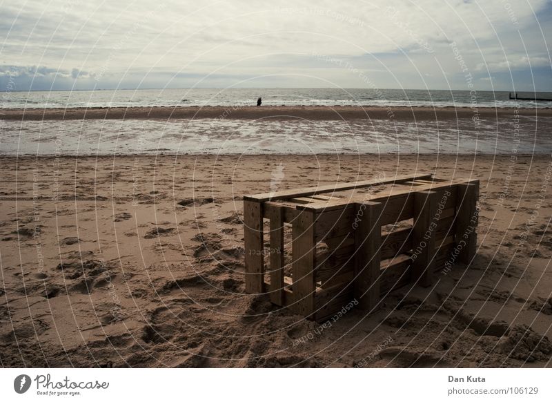 Strandgut Meer Walcheren Zoutelande Zeeland Ebbe Fußspur Kiste Holz dunkel Stimmung dreckig Wolken Spaziergang horizontal verrotten Herbst See Vergänglichkeit