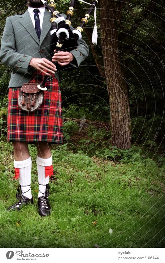 Konfrontation musikalischer Beinfreiheit Schotten Kilt Gras Highlands Großbritannien Highland Games zusammenrotten Truppe Spielen Krieg Tradition