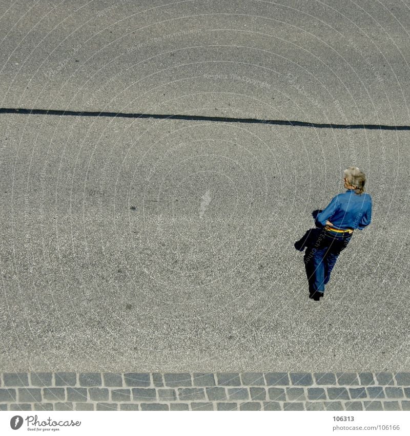 BETTER LOOK RIGHT Mann links rechts Überqueren Macho Hemd Stiefel Asphalt Mensch Streifen Stadt kreuzen geschnitten Wechseln transferieren Hose Zone Gürtel