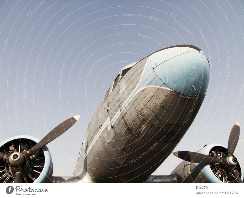 Historisches Flugzeug Güterverkehr & Logistik Technik & Technologie Luftverkehr Wolkenloser Himmel Sonnenlicht Sommer Schönes Wetter Verkehr Verkehrsmittel