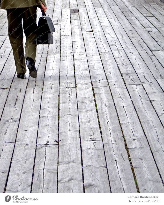 dumm gelaufen Holz Holzfußboden Anzug Frau Hose Tasche Aktenkoffer Koffer gehen Flucht Erfolg umsonst Ladengeschäft Arbeit & Erwerbstätigkeit Ziel Dienst