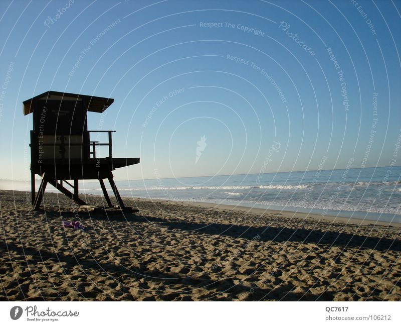 zukunftssicher Strand Meer Rettungsschwimmer Lifetower Schatten Sand Wasser