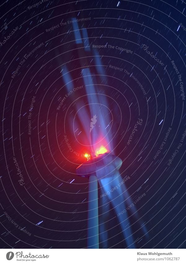 Perpetuum mobile Energiewirtschaft Zeitmaschine Windkraftanlage Nachthimmel Stern Salow Friedland Skyline drehen gigantisch blau rosa rot türkis weiß Strichspur