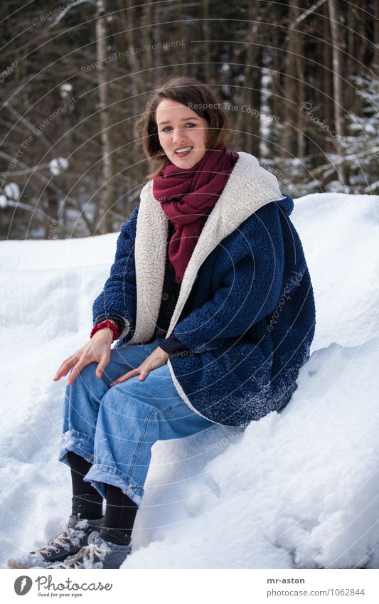 Ich sitze hier nur rum. Freude schön Winter Schnee Mensch feminin Junge Frau Jugendliche 1 18-30 Jahre Erwachsene Pelzmantel Schal Turnschuh brünett langhaarig