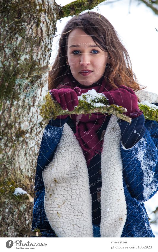 Was mache ich hier? Freude Winter Klettern Bergsteigen Mensch feminin Junge Frau Jugendliche 1 18-30 Jahre Erwachsene Pflanze Baum Pelzmantel Fell Handschuhe