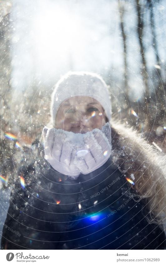 Frau pustet Schnee in Richtung Kamera im Gegenlicht Winter Mensch feminin Erwachsene Leben Gesicht Finger 1 30-45 Jahre Schneefall Handschuhe Mütze blond