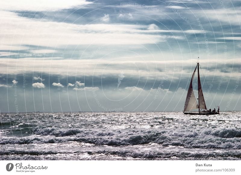 Fahrt ins Ungewisse Meer See rau Segelboot Segeln Wasserfahrzeug Wolken Spektakel mehrere Wellengang violett weiß ruhig Ferien & Urlaub & Reisen Niederlande