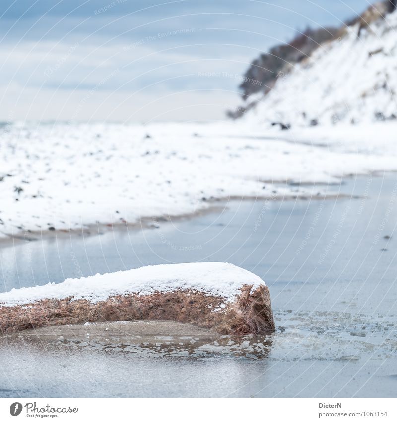 Bedeckt Landschaft Sand Wasser Himmel Wolken Winter Wetter Eis Frost Schnee Küste Ostsee blau braun weiß Mecklenburg-Vorpommern Rügen Strand Felsen Farbfoto