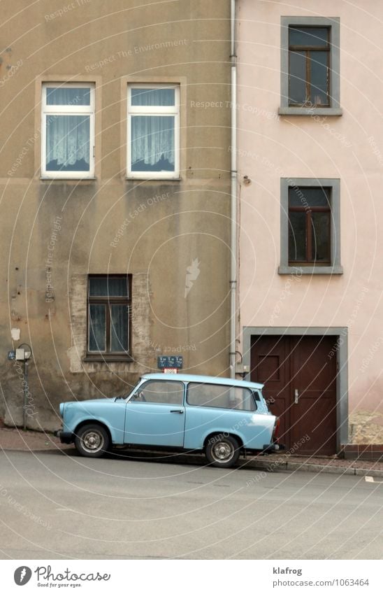 Ostdeutsche Farbenspiele Wohnung Haus Bundesadler Stadt Mauer Wand Fassade Fenster Tür Dachrinne Autofahren Straße Fahrzeug PKW Trabbi alt Armut dreckig blau