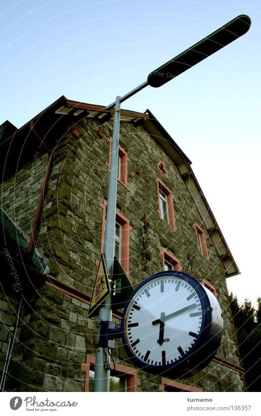 viertel Sieben Bahnhof Gebäude Steinwand Gemäuer warten Uhr Uhrenzeiger Zeit blau Laterne Verzug Verspätung konservativ Postmoderne Fassade alt Tag warum