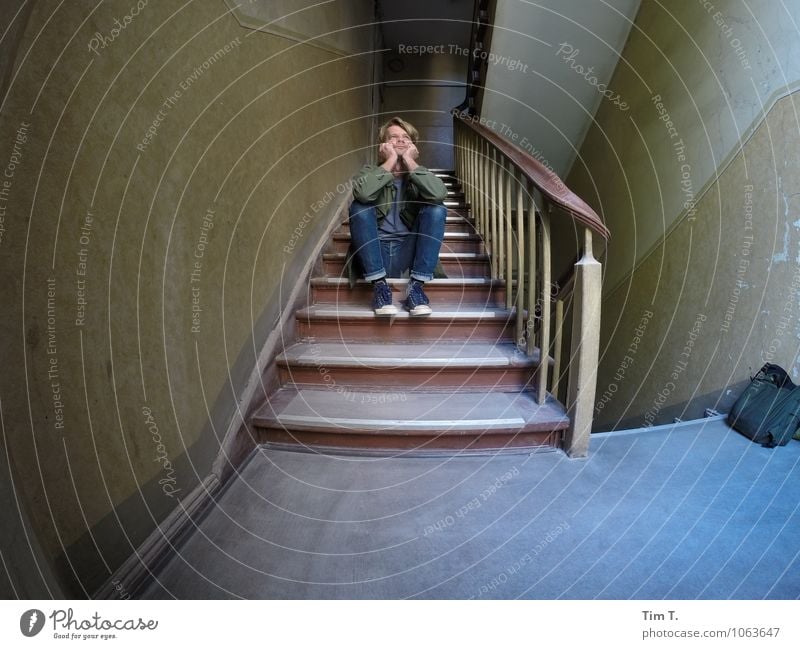 Warten Mensch maskulin Mann Erwachsene Körper 1 30-45 Jahre Berlin Altstadt Haus Treppe Zeit Tim warten Farbfoto Innenaufnahme Textfreiraum unten Tag Weitwinkel