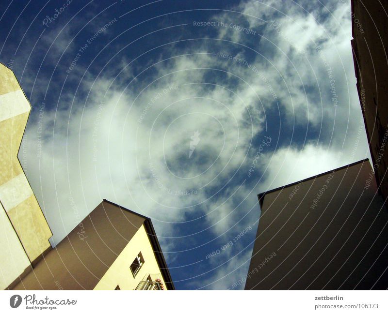 Wolkenkuckucksheim Haus Hinterhof Stadthaus Sommer Himmel Plattenbau Mitte