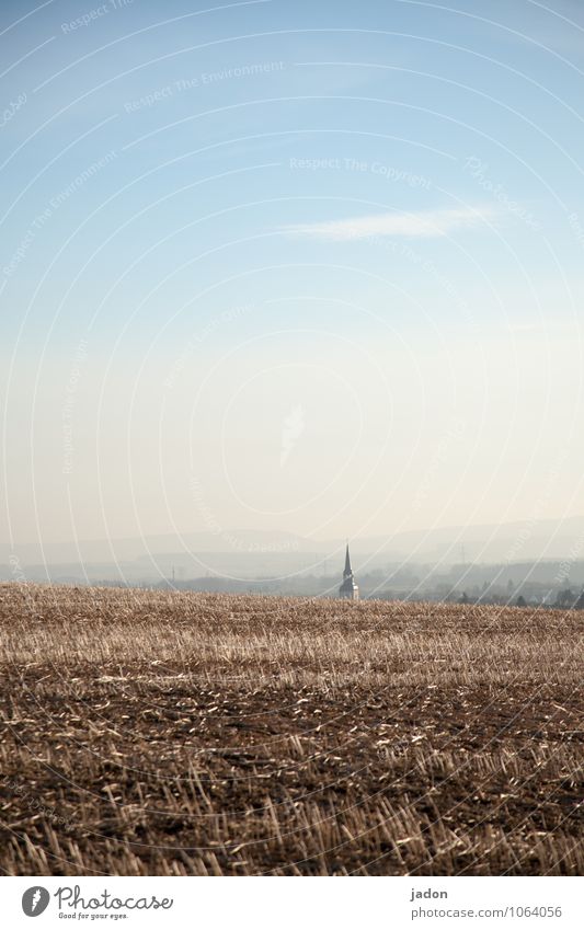 nach hause finden. Sightseeing Umwelt Natur Landschaft Horizont Frühling Nutzpflanze Feld Kirche Schilder & Markierungen trist blau friedlich Gelassenheit