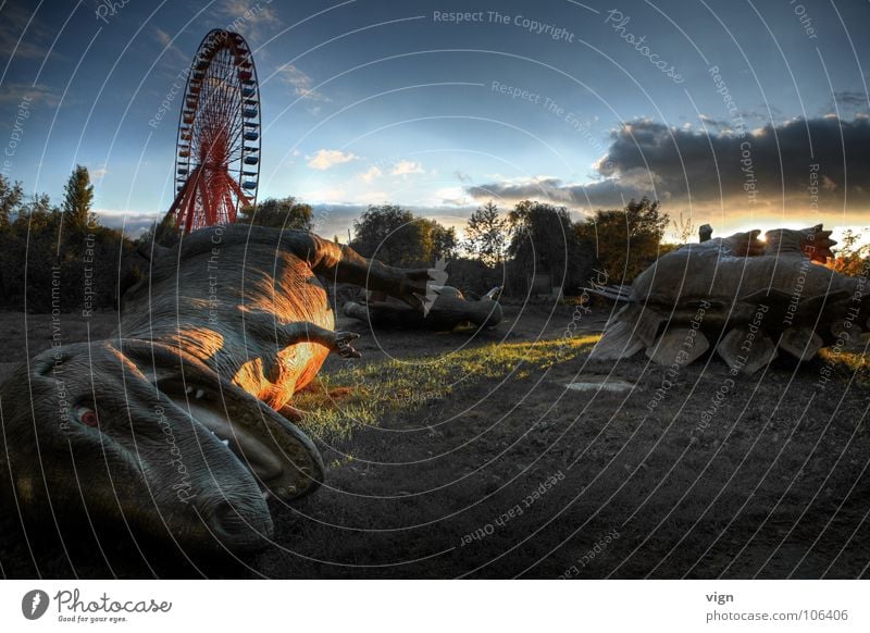 Garten Eden Dinosaurier Riesenrad Vergnügungspark Zerstörung Menschenleer fiktiv falsch Kulisse Spreepark Endzeitstimmung Wolken Sonnenuntergang unheimlich