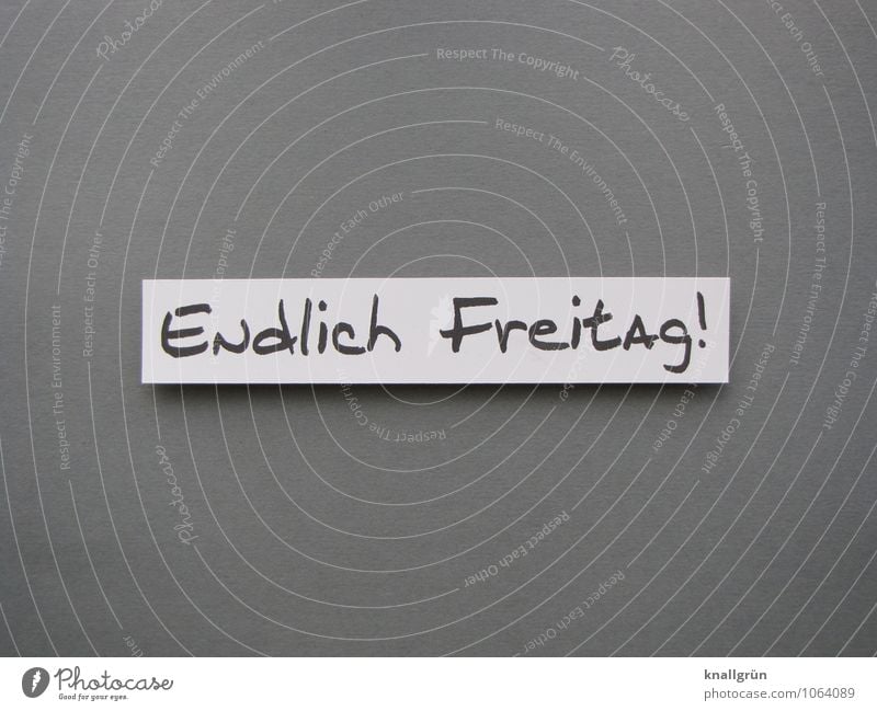 Endlich Freitag! Schriftzeichen Schilder & Markierungen Kommunizieren eckig Glück grau schwarz weiß Gefühle Stimmung Freude Fröhlichkeit Lebensfreude