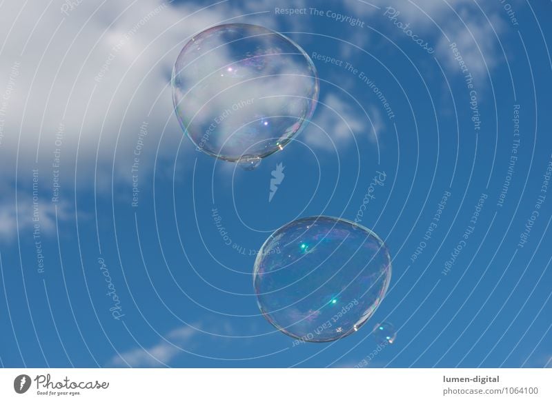 Seifenblasen Himmel Wolken groß blau weiß aufgeblasen fliegen illusion durchsichtig schillernd bunt Sommer Farbfoto Außenaufnahme Tag