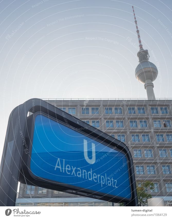 Station Alexanderplatz Berlin Deutschland Europa Hauptstadt Haus Turm Sehenswürdigkeit Wahrzeichen Berliner Fernsehturm Verkehrsmittel Personenverkehr