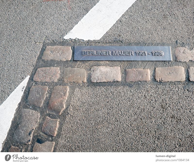 Gedenksteine Berliner Mauer Stadt Hauptstadt Wand Denkmal Straße Stein Schilder & Markierungen Freiheit Hoffnung Tourismus Vergangenheit Wiedervereinigung Osten