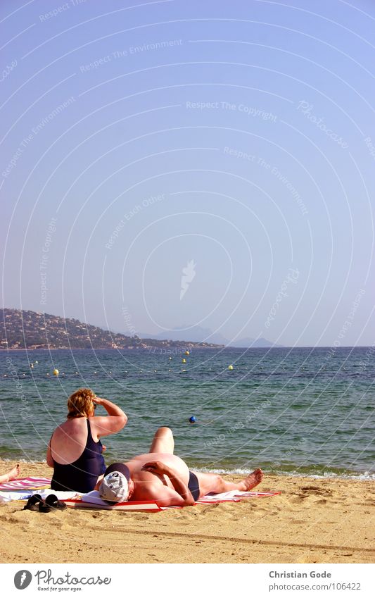 Guck doch mal...! Südfrankreich Cote d'Azur Meer Strand gelb Horizont Küste Bauch Aussicht Sonnenbad Badeanzug Handtuch Mütze Badehose Ferien & Urlaub & Reisen