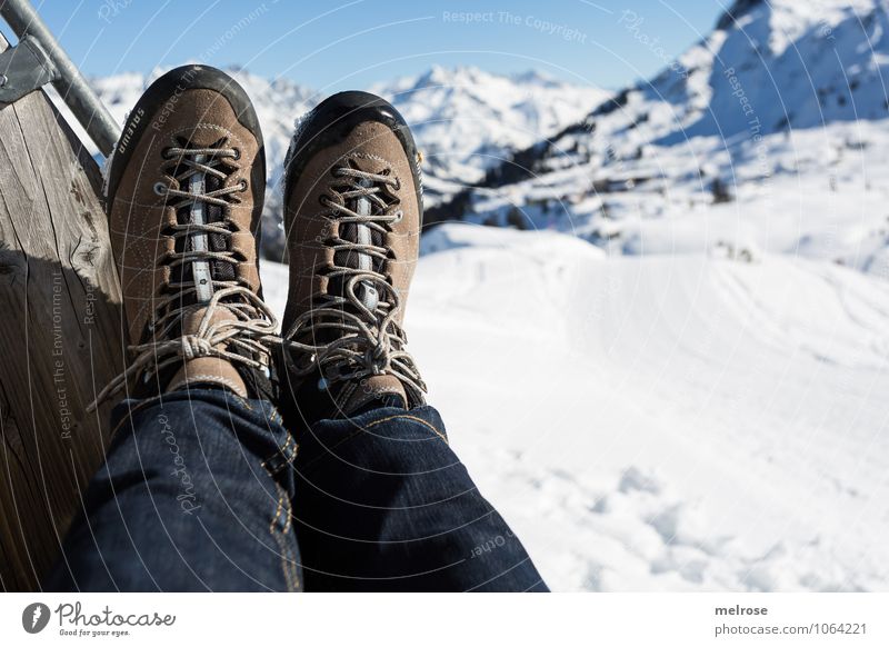 Höhenchillen Frau Erwachsene Beine Fuß 1 Mensch 30-45 Jahre Natur Landschaft Wolkenloser Himmel Sonnenlicht Winter Schönes Wetter Schnee Felsen Berge u. Gebirge