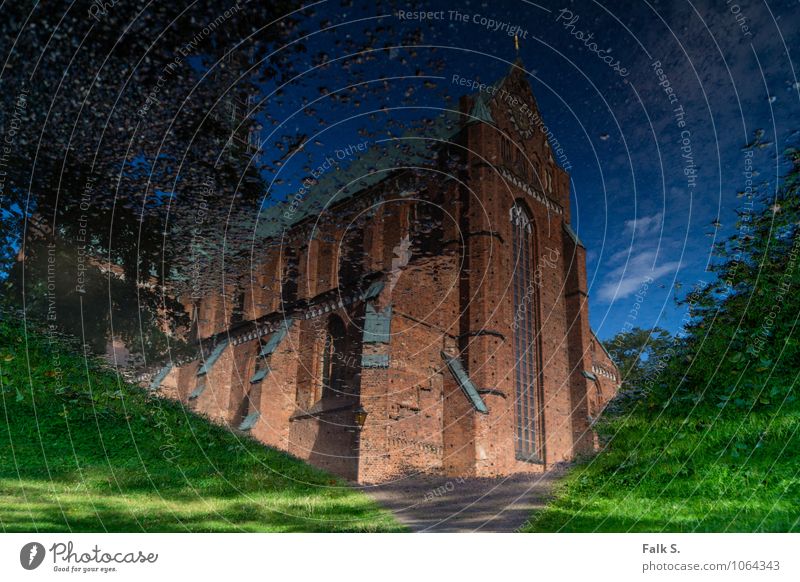 Weg zum Himmel Wasser Sommer Wiese Wege & Pfade Menschenleer Kirche Bauwerk Gebäude Architektur Backstein Sehenswürdigkeit Wahrzeichen alt gigantisch groß