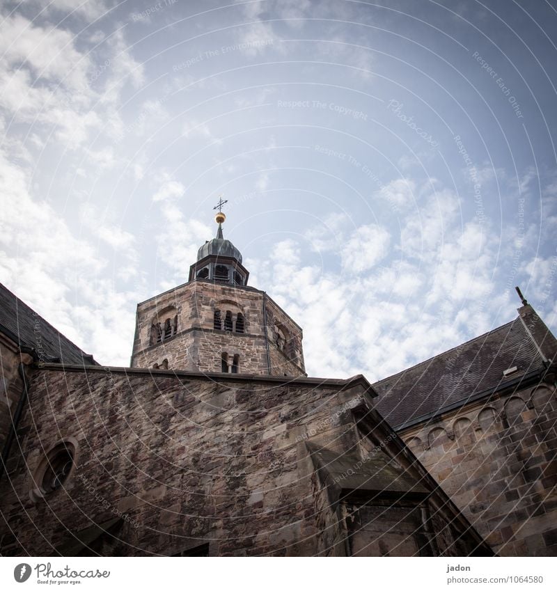 ich stehe hier... Sightseeing Architektur Himmel Wolken Kirche Dom Burg oder Schloss Turm Bauwerk Gebäude Mauer Wand Stein groß stark Wachsamkeit standhaft