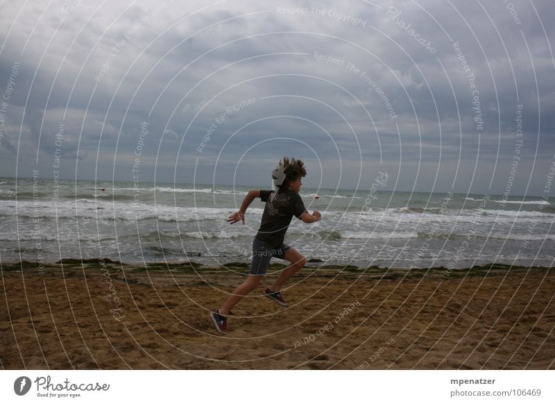 Perfekter Abdruck Strand Meer Wolken Ferien & Urlaub & Reisen springen Freude Wasser Sand laufen