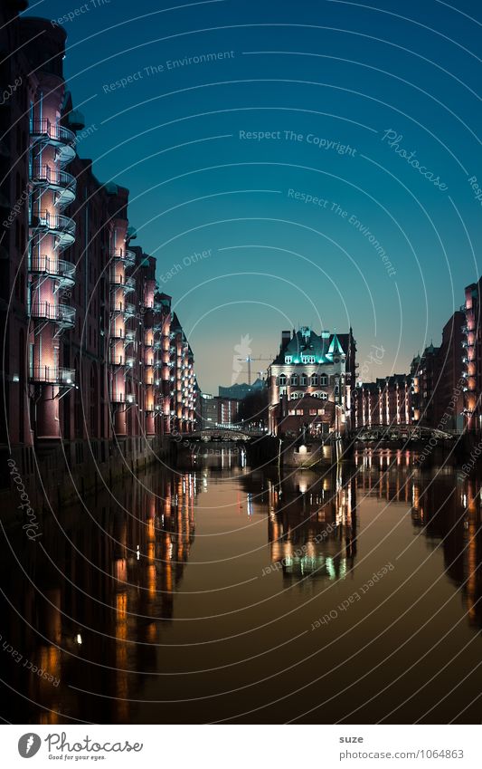 Speicherstadt Haus Wirtschaft Industrie Wasser Himmel Fluss Hafenstadt Bauwerk Gebäude Architektur Fassade Sehenswürdigkeit Wahrzeichen Denkmal leuchten alt