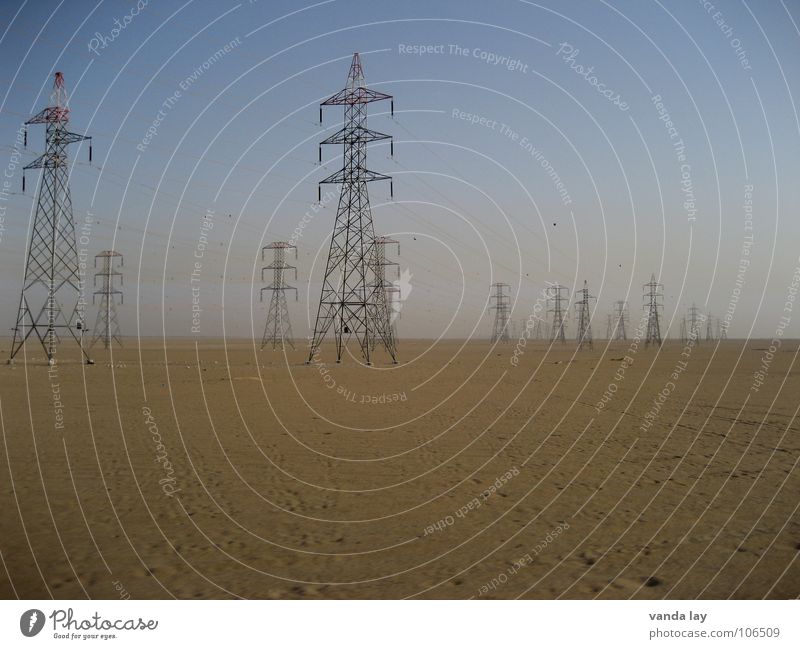 high voltage II Strommast elektronisch Elektrizität grau Draht Eisen Umwelt Kabel Kraft Stromausfall Bewusstseinsstörung Hochspannungsleitung Konstruktion