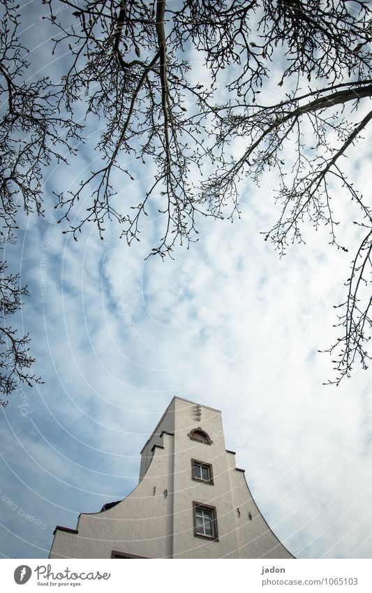 spitzentreffen. Häusliches Leben Wohnung Haus Traumhaus Architektur Himmel Baum Skyline Bauwerk Gebäude Mauer Wand Fassade Fenster Stein alt groß hoch Kraft