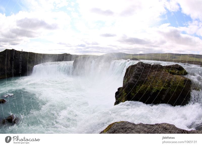 Wassermassen Umwelt Natur Landschaft Urelemente Sommer Schönes Wetter Pflanze Gras Hügel Felsen Wellen Küste Flussufer Wasserfall Flüssigkeit natürlich Island