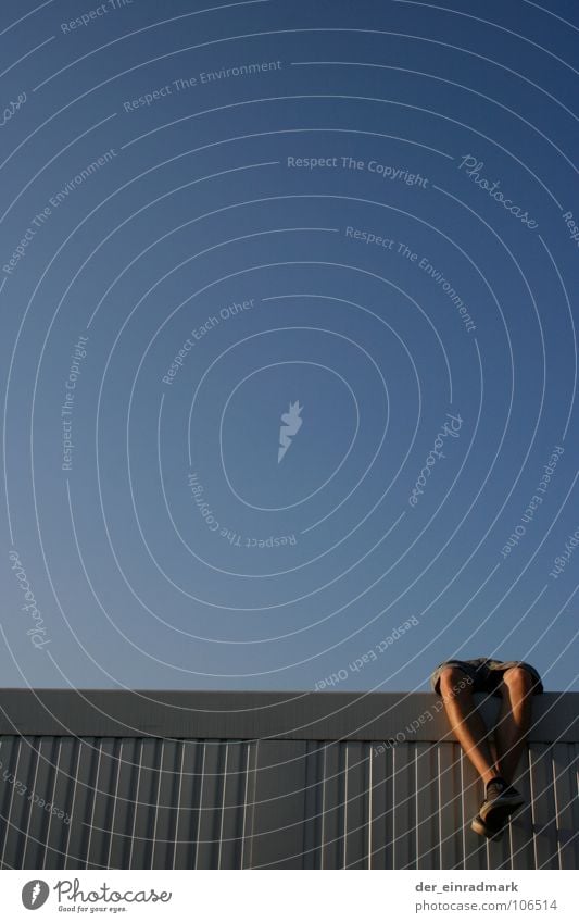 Einfach mal abhängen. Erholung Schuhe Farbverlauf Hälfte Beine Himmel blau Container Schönes Wetter Fuß stiril nackte Beine liegen Wege & Pfade