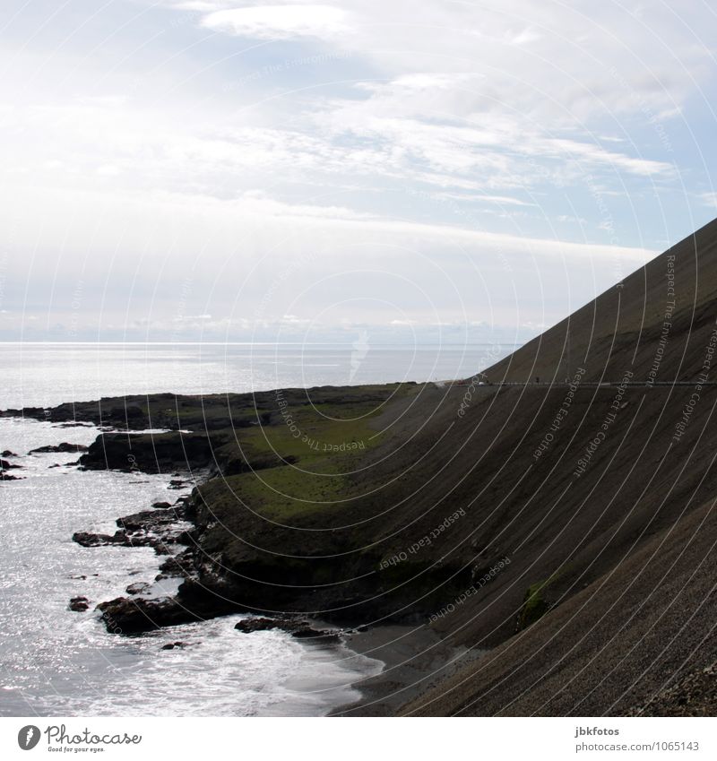 steile Küste mit Straße Umwelt Natur Landschaft Urelemente Sand Feuer Wasser Sonnenlicht Sommer Hügel Felsen Berge u. Gebirge Vulkan Wellen Strand Fjord Meer