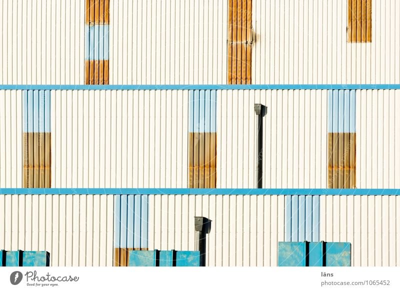 Gebäudehülle Lagerhalle Güterverkehr & Logistik Fabrikhalle Mauer Wand Fassade Dachrinne Metall Linie Streifen außergewöhnlich eckig einzigartig Fortschritt