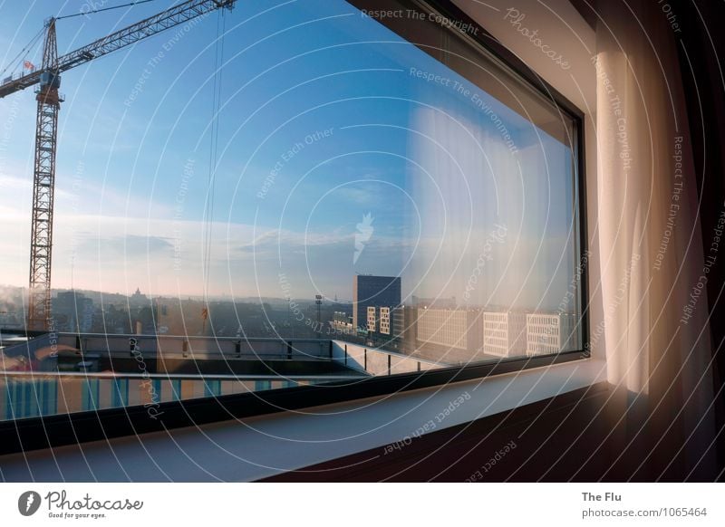 Vom Fenster her lässt sich niemals die ganze Welt überschauen Hausbau Raum Baustelle Himmel Wolken Schönes Wetter Leuven Louvain Belgien Europa Stadt