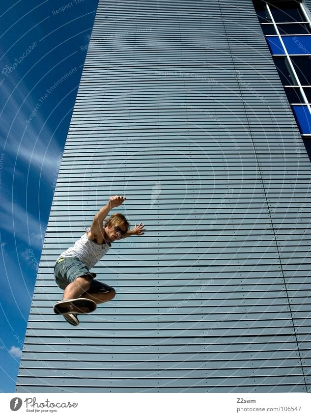 absprung I springen Haus Hochhaus Wolken chinesische Kampfkunst Karate Kick Aktion lässig Extremsport abwärts Lamelle modern hause Himmel blau kämpfen man