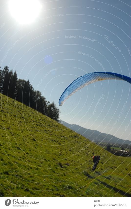 Hanglandung Gleitschirmfliegen Farbenspiel himmelblau Romantik Sonnenlicht Sonnenstrahlen Sonnenuntergang Abheben heimelig Gefühle Schwärmerei Starterlaubnis