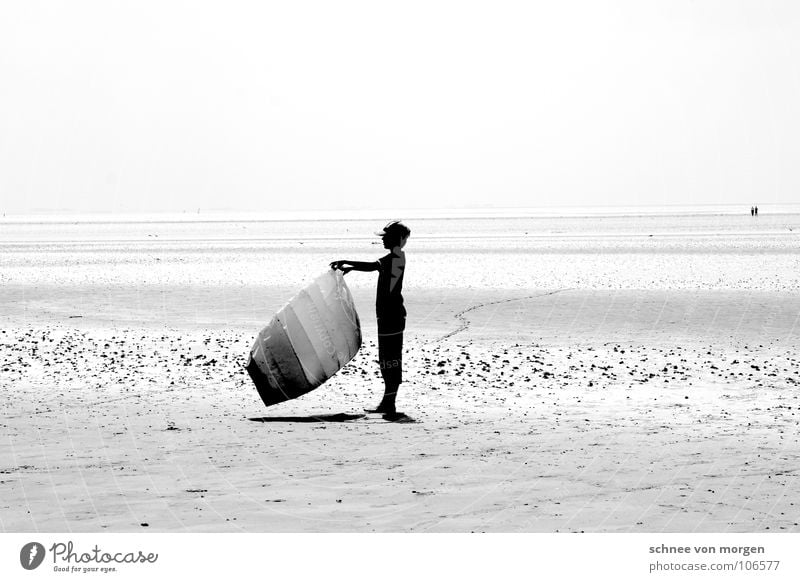 junge-drache-wind See Meer Wind schwarz weiß ruhig Wasserfahrzeug Ferien & Urlaub & Reisen Horizont Spielen grau Sommer Licht Strand Küste Erde Sand Junge