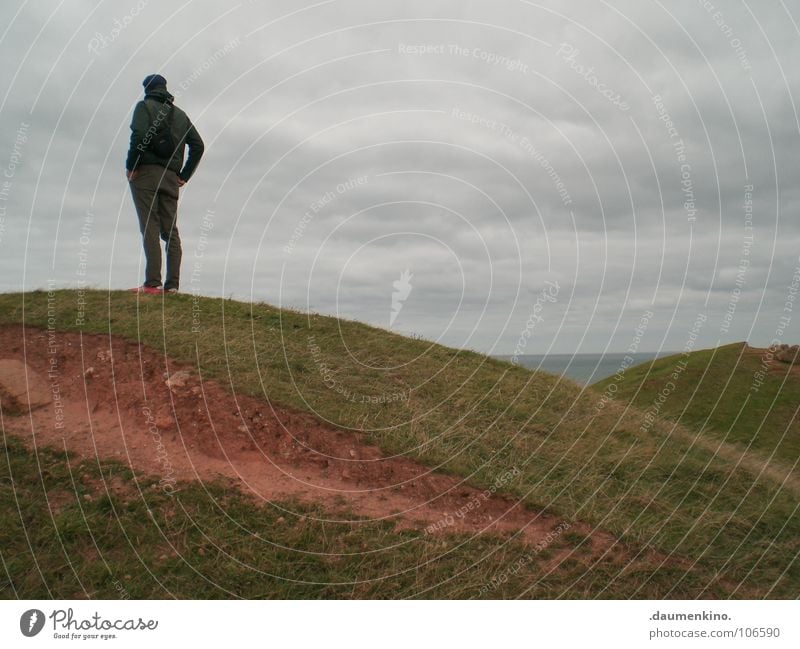 Babylon Mann Hose Jacke Meer Gras Wolken rot ruhig Aussicht Horizont Gedanke Denken Kraft Erde Sand Jungeursch Amerika Himmel Helgoland Deutschland Insel